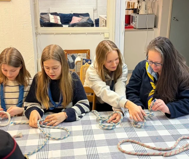 Tre, två ett slå! 🪢

Förra veckan fick kåren äran att träffa WAGGGS vice ordförande Christiane Rouhana och kompanjorer då spejarscouterna fick besök👀🤩

På agendan stod knopmöte, knopar övades och lärdes ut åt alla håll! Förutom knoparna hölls diskuissioner om scouting, kulturer, syskonskap, språk och historia! Tänk att vi bara är en liten del av alla 10,3 miljoner flickscouter i världen! ⚜️