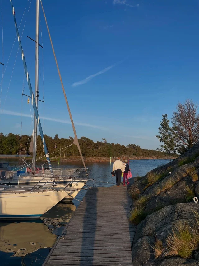 Hälsningar från äventyrsscouternas veckoslutsseglats! Vi har kryssat och gippat + ätit tortilla och plättar + simmar och badat bastu = lyckad seglats! ⛵️🌊☀️