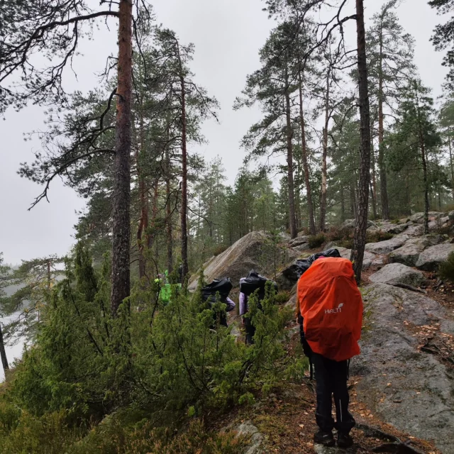 Den 13-14.9 arrangerades kårens hösthajk!🍁 Stämningen var mysig, hurtig och firdfull! 

Lördagen gav oss strålande väder, god mat, en mysig lägereld, smores och totalt ca 9km vandring (med och utan packning)!⛺
Natten sov vi i vindskydd som vi buritd med oss och beundrade en klar stjärnhimmel💫!

Söndagen bjöd däremot på lite ruskigare väder, men vi vikingaflickor är tuffa, vädret var inget hinder! Då traskade vi tot. ~5km, åt god mat och njöt av utomhuslivet!

Under veckoslutet övade vi på att origentera, spänna upp vindskydd, laga utomhusmat, vett o etikett i naturen, berättade historier, högg ved samt njöt avv varandras samvaro❤️.

Tack för en lyckad hajk och hoppas vi ses nästa år🤩🫶🏼

#fissc #partioscout #scout #vikingaflickorna
