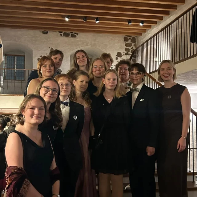 På veckoslutet var ett stort gäng ledare på Fissc 50 fest på Åbo slott. 🏰 Vi fick njuta av gott sällskap i en fin miljö, med fina tal och gemensam sång, och tillslut dans på slottet 🎶🪩 

Dessutom hade vi en gemensam Åboexkursion där vi bland annat gick på rundvandring och fick se på alla våra åbobors fina lägenheter, hur bra koll har förresten du på Fissc fakta, det har vi (iallafall lite🤭)? 
Alla hade dessutom ett hemligt uppdrag som man skulle utföra under veckoslutet 🤫🤩.

Vi vill tacka alla som på något sätt har bidragit till detta fantastiska veckoslut!❤️

#fissc #fissc50